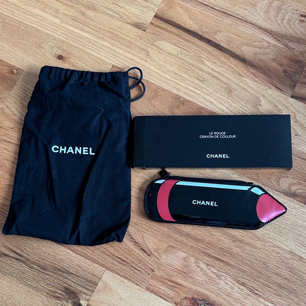 CHANEL Le Rouge compact make up holder w box and bag